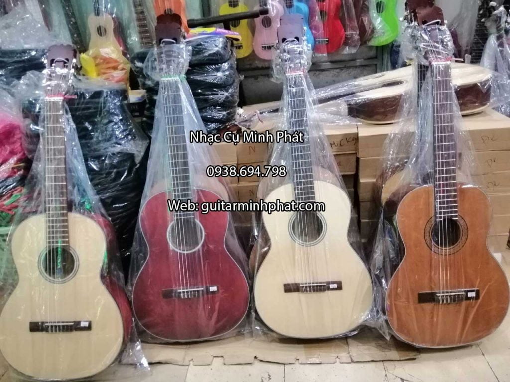 mua-dan-guitar-classic-cho-nguoi-moi-hoc-tphcm-1024x768.jpg