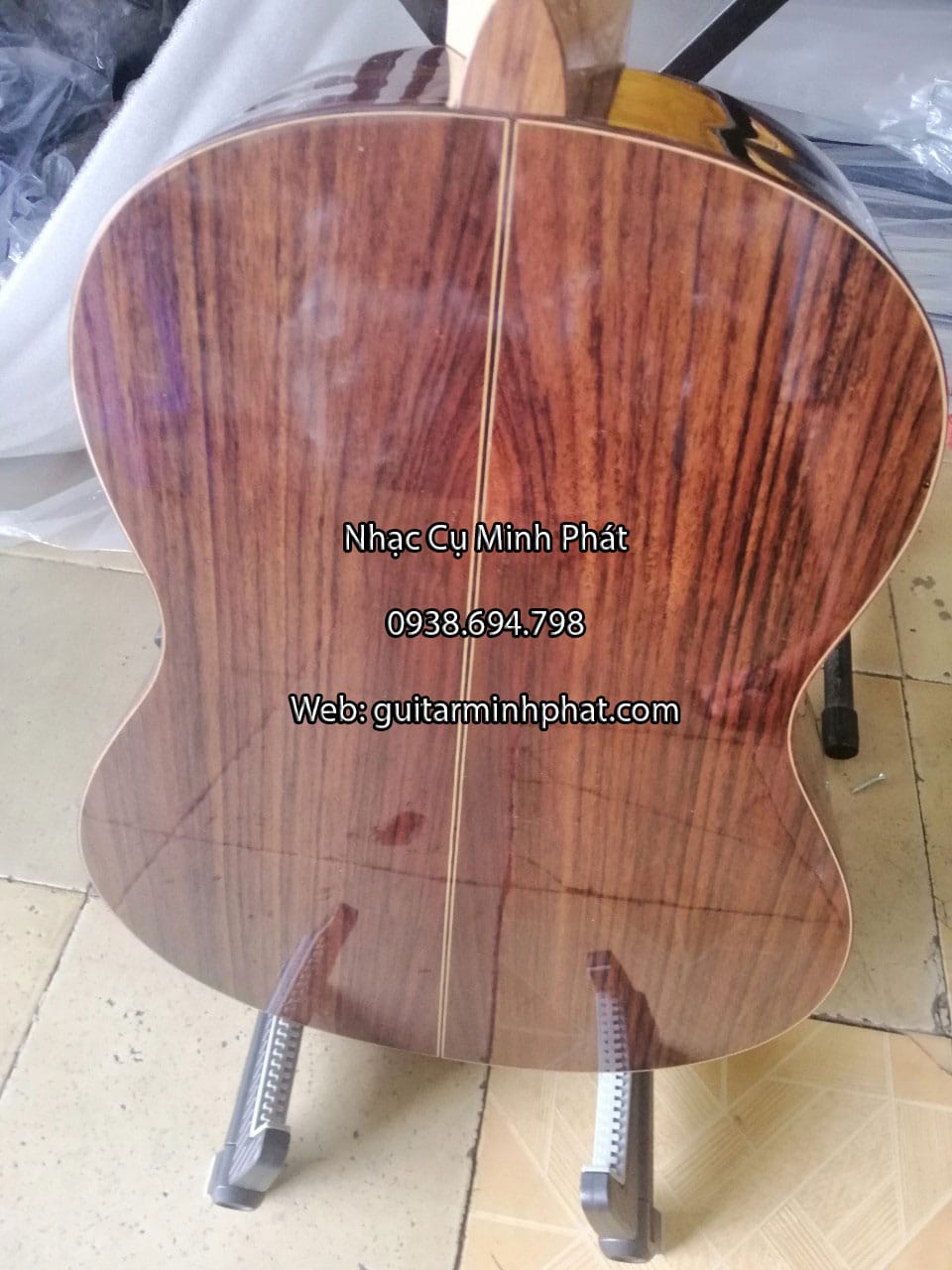 Hình ảnh chi tiết các góc cạnh của đàn guitar classic gỗ hồng đào - Nhạc Cụ Minh Phát