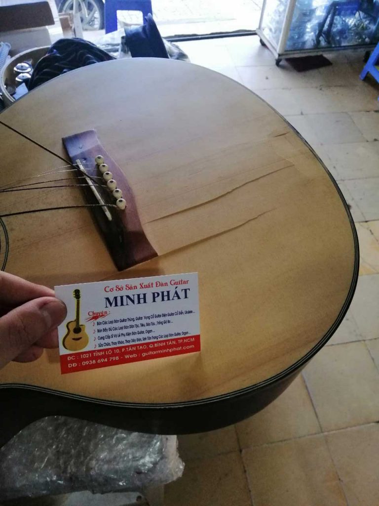 HÌnh ảnh trước khi sửa chữa đàn guitar bị bể nứt mặt top tại shop Guitar Minh Phát