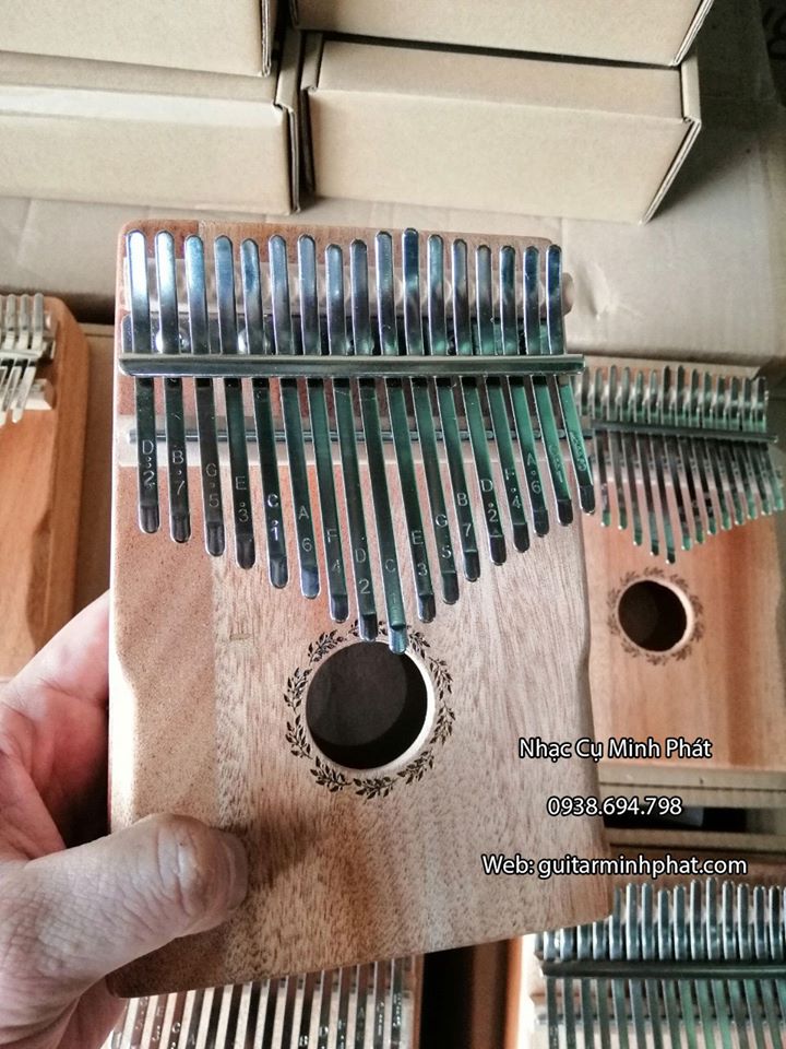 Đàn Kalimba 17 Phím - Phím đàn được làm từ thép mạ chống rỉ, trên mỗi phím đàn được khắc các nốt nhạc bằng công nghệ laser cực kì rõ nét.