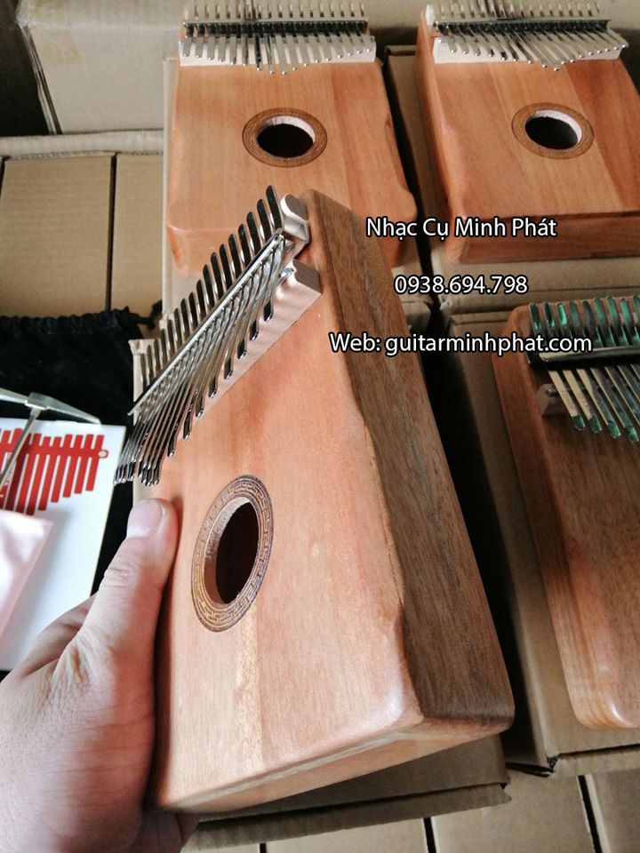 Đàn Kalimba 17 Phím - Phím đàn được làm từ thép mạ chống rỉ, trên mỗi phím đàn được khắc các nốt nhạc bằng công nghệ laser cực kì rõ nét.
