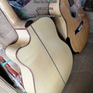 Âm rất vang và sâu.bass dày, thích hợp đệm hát, solo và chơi Fingerstyle.Guitar acoustic gỗ maple xứng đáng là dòng guitar kĩ