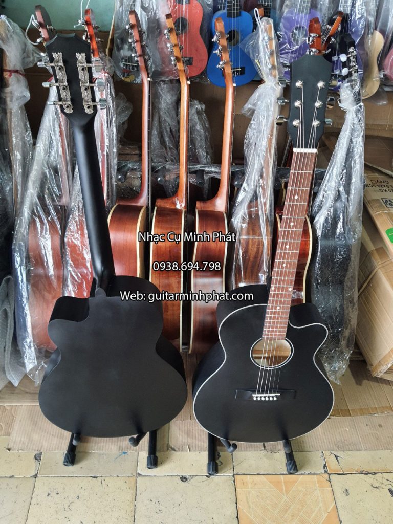 Đàn guitar Acoustic màu đen không chỉ đẹp về ngoại hình mà còn cho chất lượng âm thanh tốt, action đàn cực thấp giúp người mới học chơi tiếp cận dễ dàng