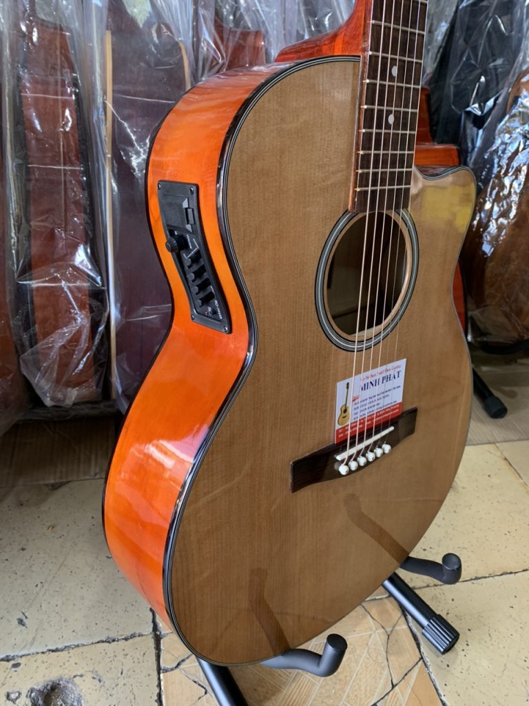 Đàn Guitar Acoustic Có EQ 7545R Giá Rẻ 8 Tích hợp EQ 7545R Chính Hãng: Bộ cân bằng âm thanh giúp bạn dễ dàng kết nối đàn trực tiếp ra loa (amply) để biểu diễn văn nghệ, giao lưu acoustic hay livestream với âm thanh chân thực, rõ nét.