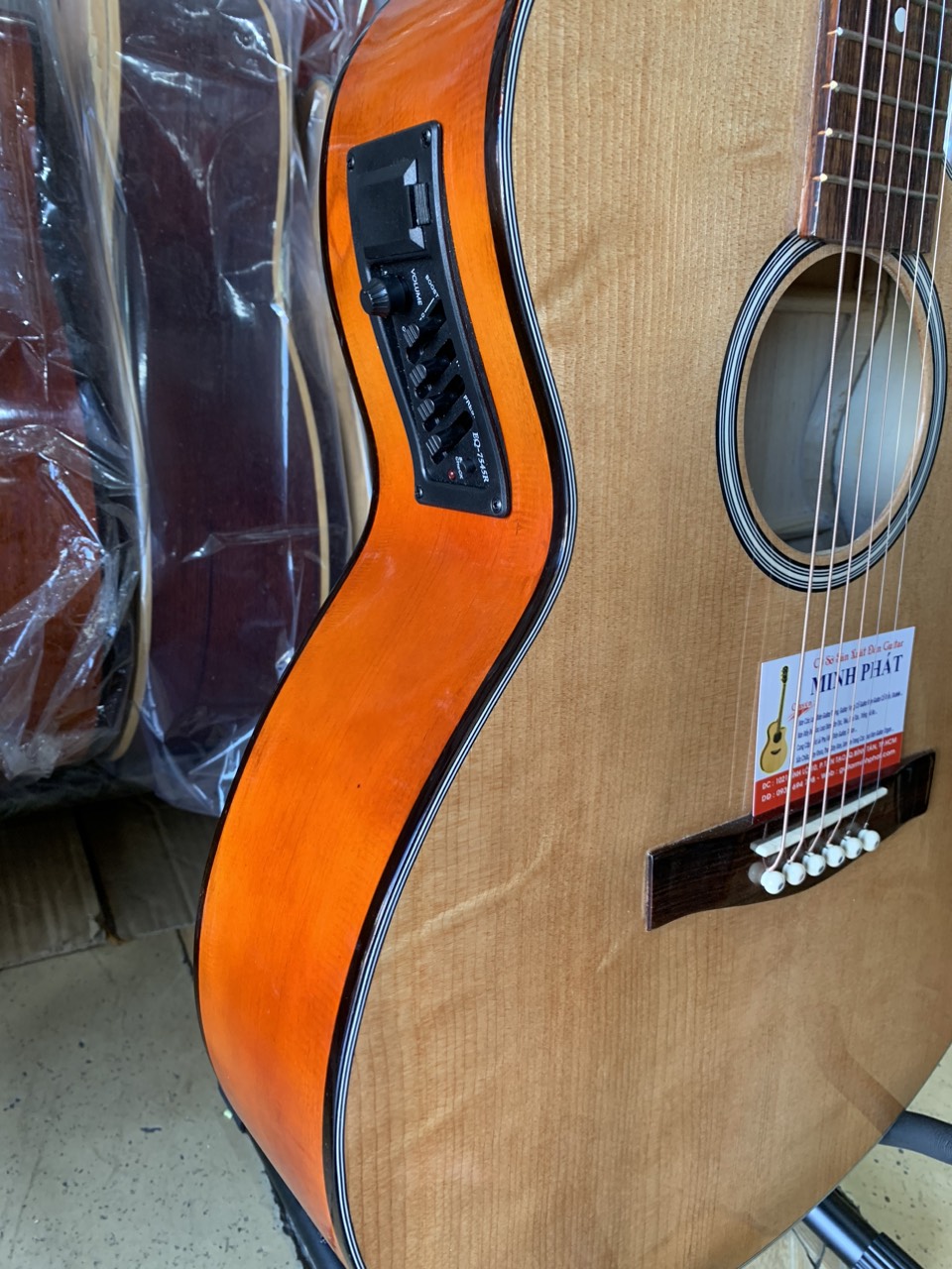 dan-guitar-acoustic-co-eq-gia-re (4) dan guitar acoustic co eq gia re 4