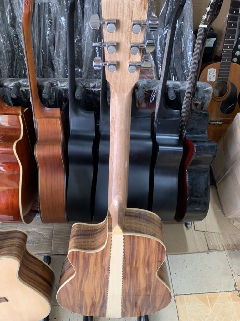 Đàn Guitar Acoustic Gỗ Điệp Kỹ Cao Cấp MP-A13 9 Đàn được trang bị sẳn bộ khóa đúc Taiwan cao cấp chất lượng.