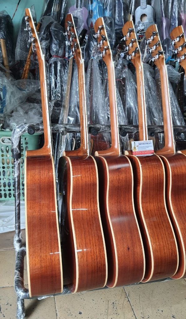Guitar Acoustic Gỗ Hồng Đào Dáng D MP-A08 đang được bán tại cửa hàng Guitar Minh Phát Tphcm