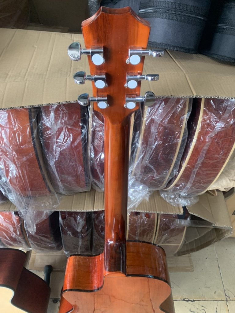 Guitar Acoustic Gỗ Hồng Đào Giá Rẻ Tập Chơi Dáng A MP-A06 4 Guitar Acoustic Gỗ Hồng Đào Giá Rẻ MP-A06 được trang bị bộ khóa inox đúc chất lượng.