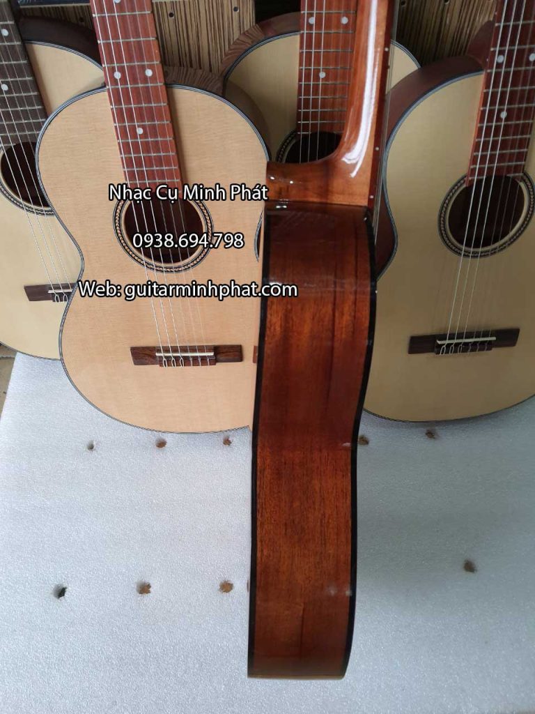 Đàn guitar classic mini 3/4 được với mặt lưng và hông làm từ gỗ hồng đào nguyên tấm cho âm thanh vang và ấm