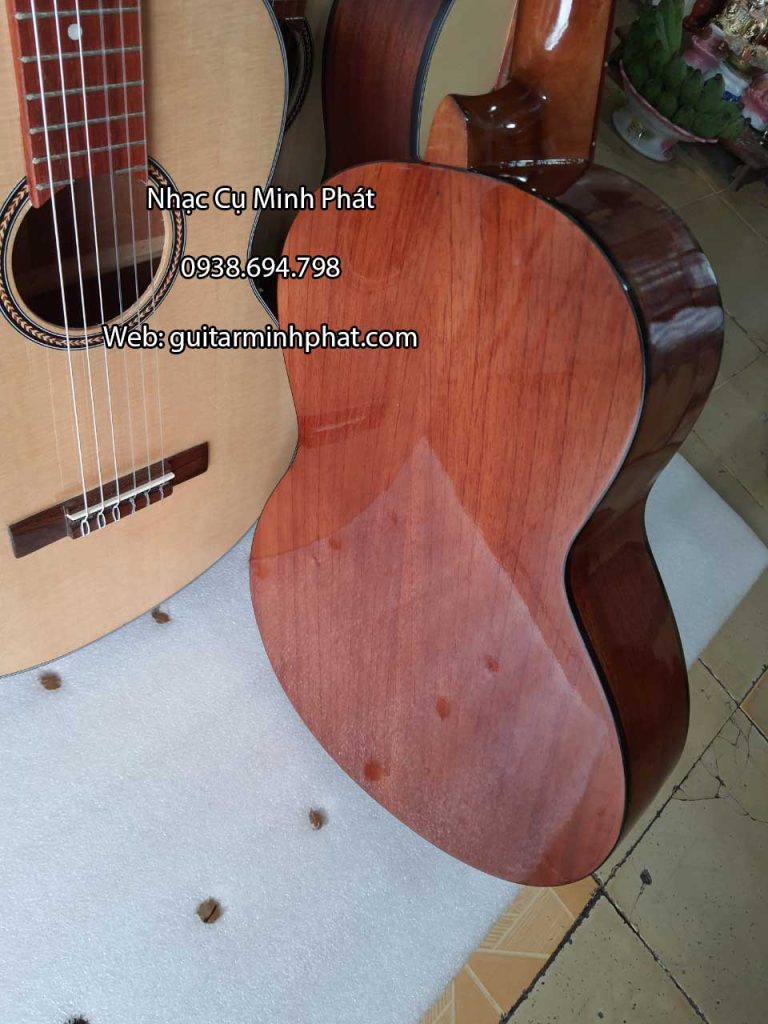 Đàn guitar classic mini 3/4 được với mặt lưng và hông làm từ gỗ hồng đào nguyên tấm cho âm thanh vang và ấm