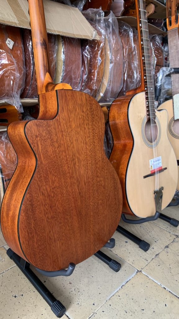 Lưng hông bằng chất liệu gỗ hồng đào nguyên tấm cao cấp của đàn guitar vọng cổ MP-VC2