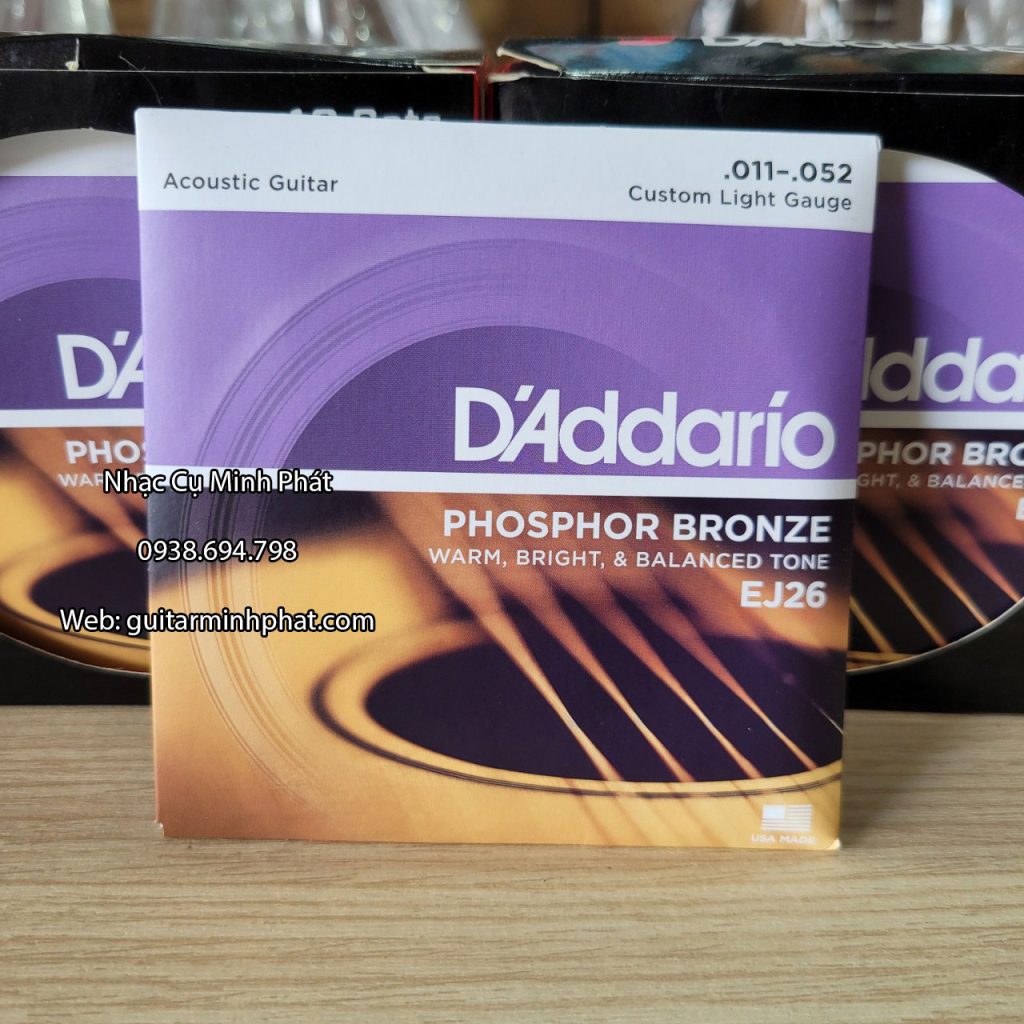 Dây đàn guitar acoustic D’Addario EJ26 5 Sản phẩm gồm bộ 6 dây được đựng trong hộp bao bì kín đáo, sử dụng công nghệ niêm phong chống ẩm độc quyền của D'Addario
