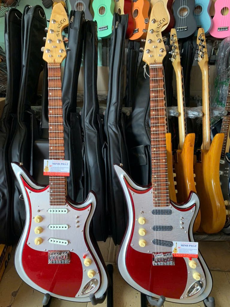 Đàn Guitar Vọng Cổ Điện Phím lõm Teisco Màu MP-T03 13 Đàn Guitar Vọng Cổ Điện Phím lõm Teisco Màu Đỏ MP-T03 đàn có tích hợp sẳn mạch octave 2 ( tiếng đôi )
