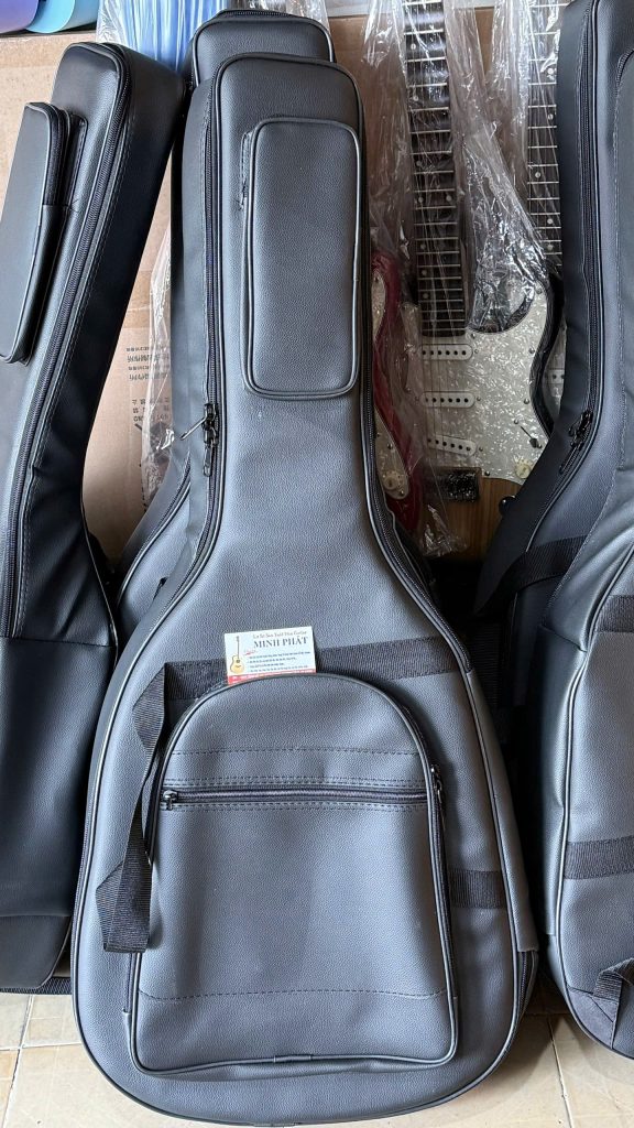 Bao đàn guitar 5 lớp 6 Bao da Simily 5 lớp có chất giả da simily rất chắc chắn và đẹp mắt, bên trong bao được may dày dặn và rất dày để bảo vệ tốt đàn