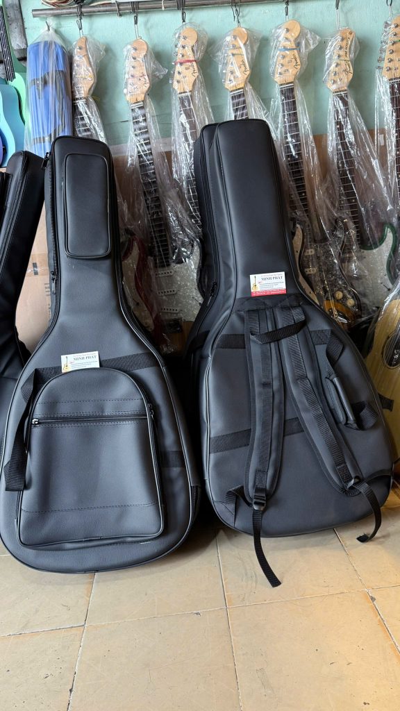 Bao đàn guitar 5 lớp 7 Bao đàn guitar cao cấp dày 5 lớp. Có lớp đệm dày dặn chống sốc, gối đỡ cần đàn chắc chắn. 2 ngăn nhỏ đựng phụ kiện phía trước.