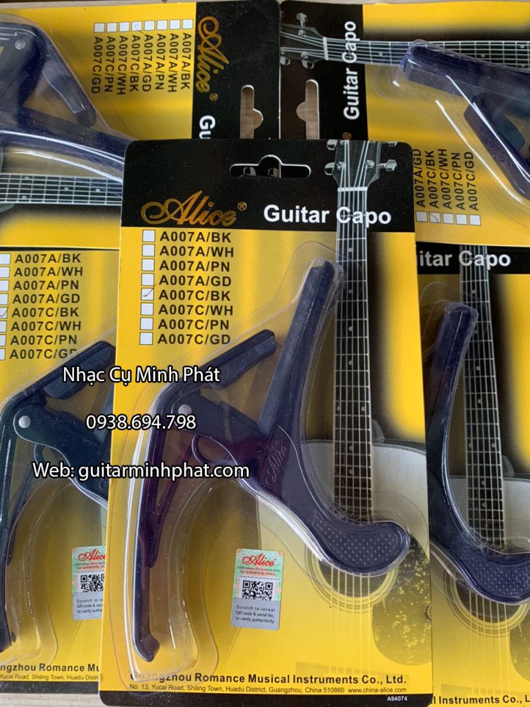 Capo guitar Alice A007C/BK 3 Capo guitar Alice A007C/BK là một mẫu kẹp cần đàn cao cấp được thiết kế chuyên dụng cho guitar cổ điển (Classic) hoặc có thể linh hoạt dùng cho guitar acoustic.
