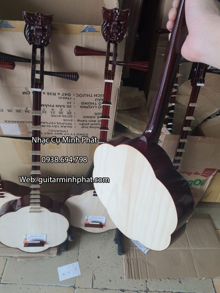 Đàn sến được thiết kế 2 mặt gỗ ngô đồng.