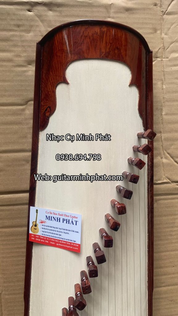 Đàn Tranh 19 Dây Gỗ Cẩm Lai Cao Cấp Tặng Full Phụ Kiện 7 Chi tiết vân gỗ cẩm lai trên mẫu đàn tranh 19 dây tại cửa hàng Nhạc cụ Minh Phát