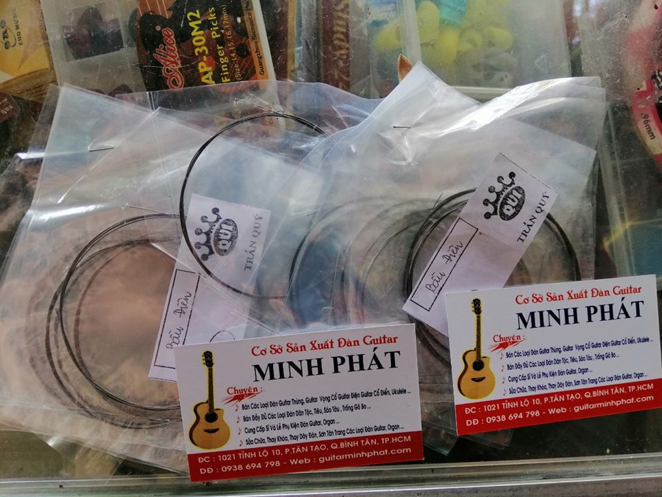 Phụ Kiện Đàn Bầu Điện 7 Dây đàn bầu size 35 : Dây kim loại chuyên dụng cho âm thanh vang, sáng, chịu lực căng tốt và hạn chế tối đa tình trạng gỉ sét.