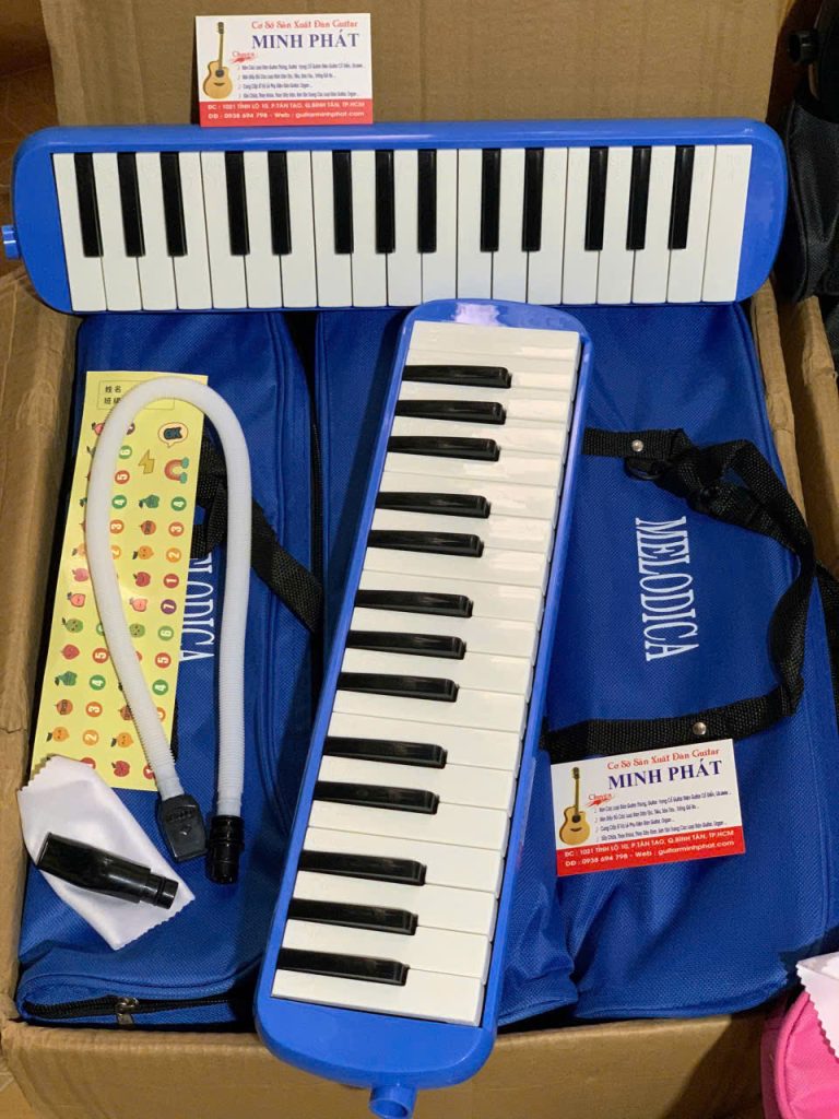 Kèn phím melodica 32 phím màu xanh dương.