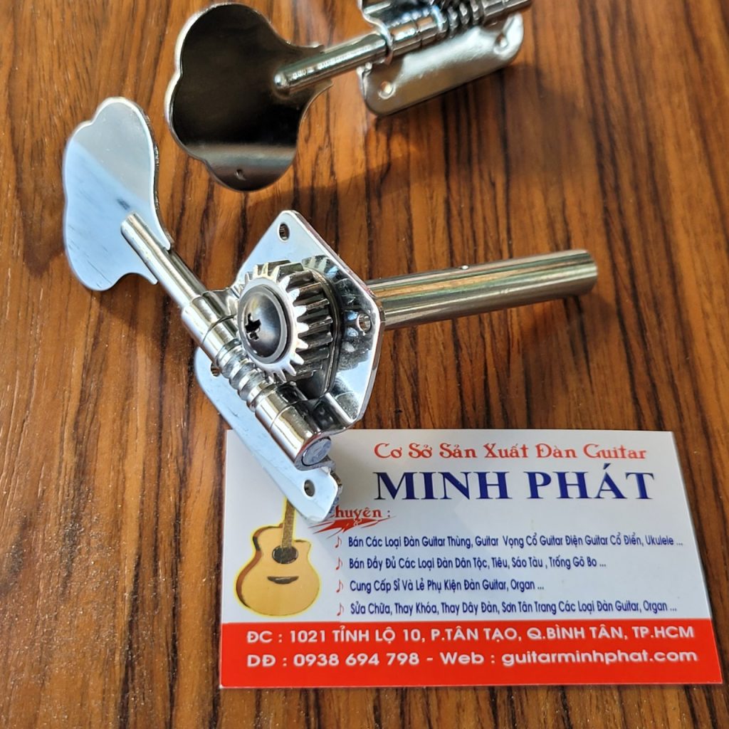 Khóa được làm từ chất liệu thép xi cao cấp (inox), mang lại bề mặt sáng bóng thẩm mỹ