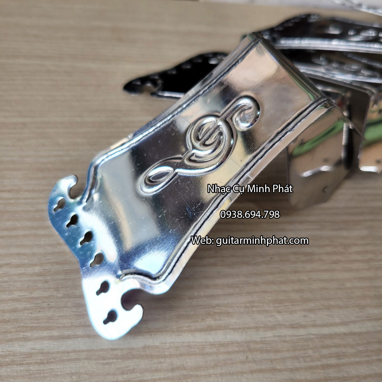 moc-giu-day-dan-guitar-phim-lom (2) moc giu day dan guitar phim lom 2