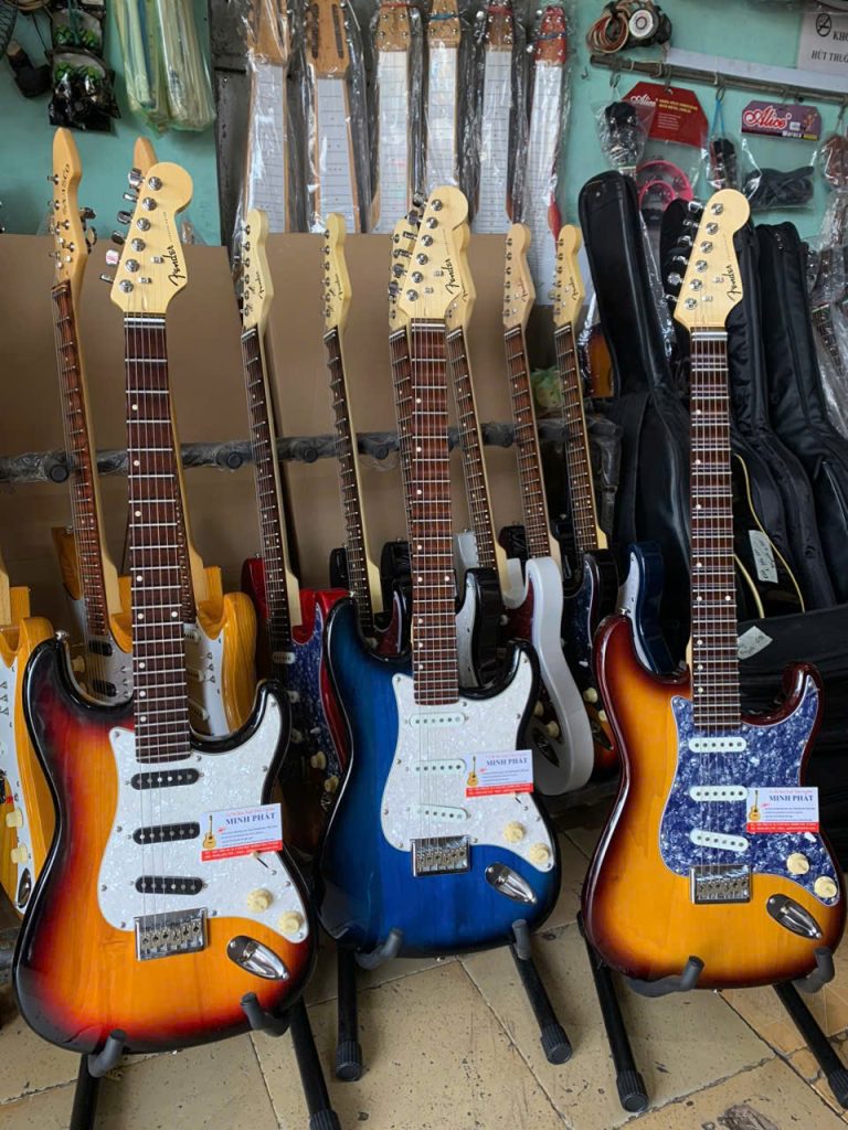 Đàn guitar điện phím lõm tốt gia công tỉ mỉ , mobin chắc tiếng, cần đàn và thân đàn làm từ gỗ tự nhiên 