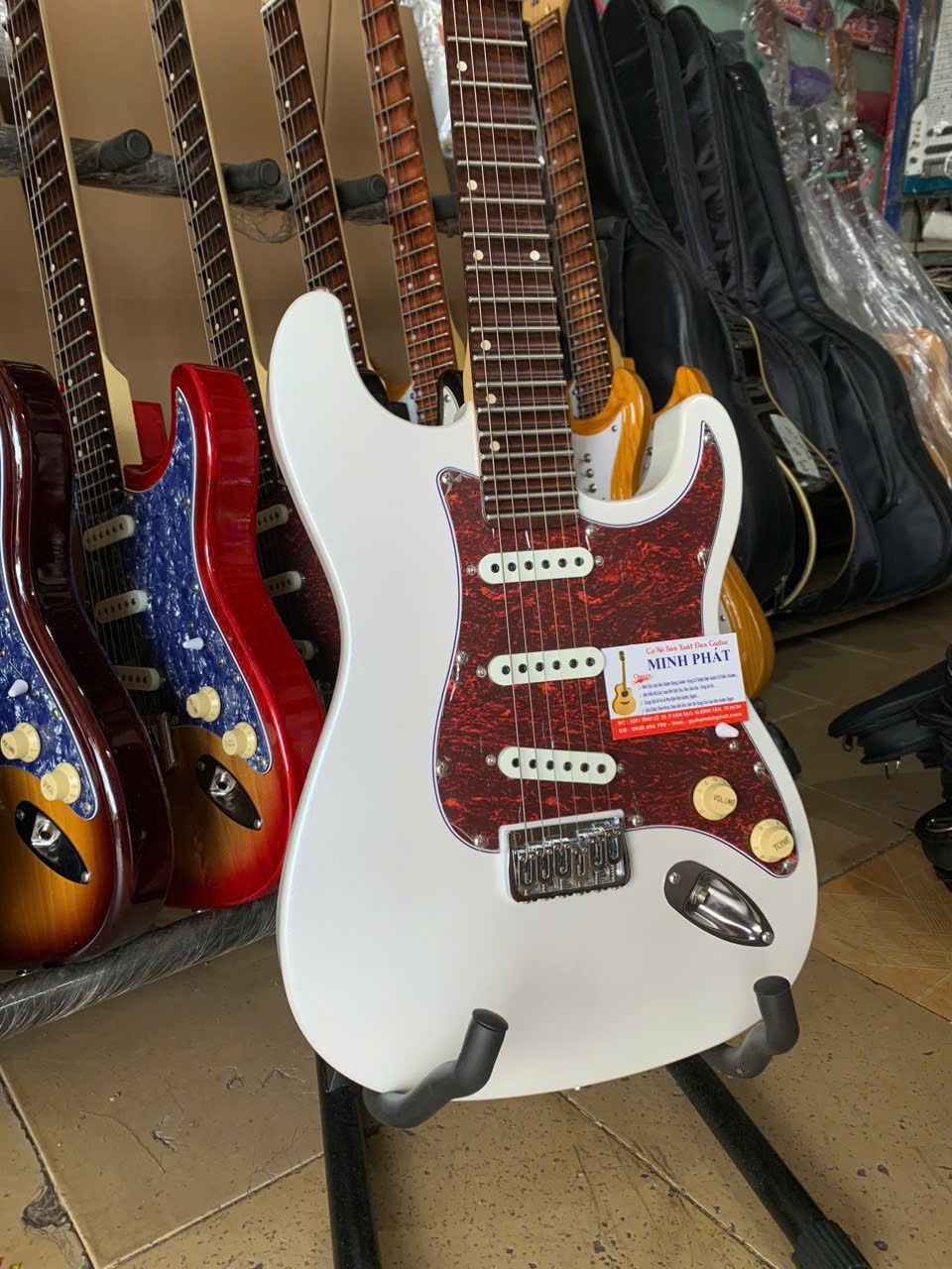guitar dien phim lom fender go mau trang 1