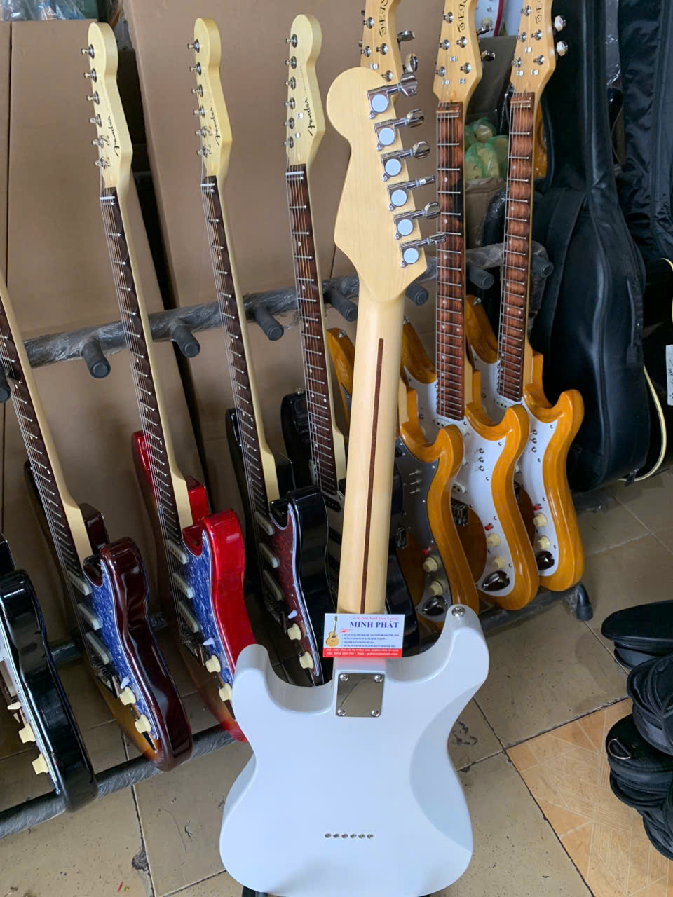 guitar dien phim lom fender go mau trang 3