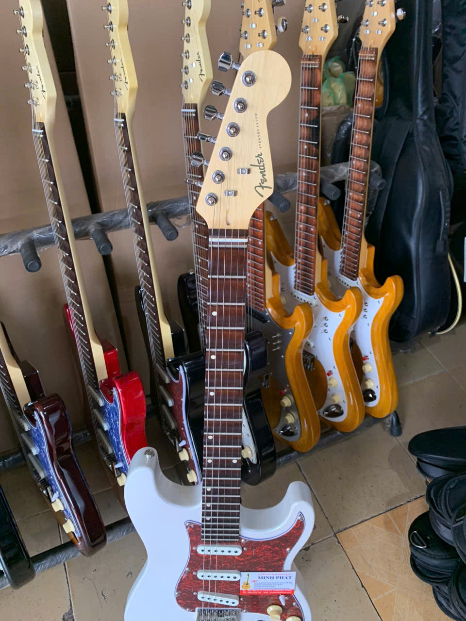 guitar dien phim lom fender go mau trang 4