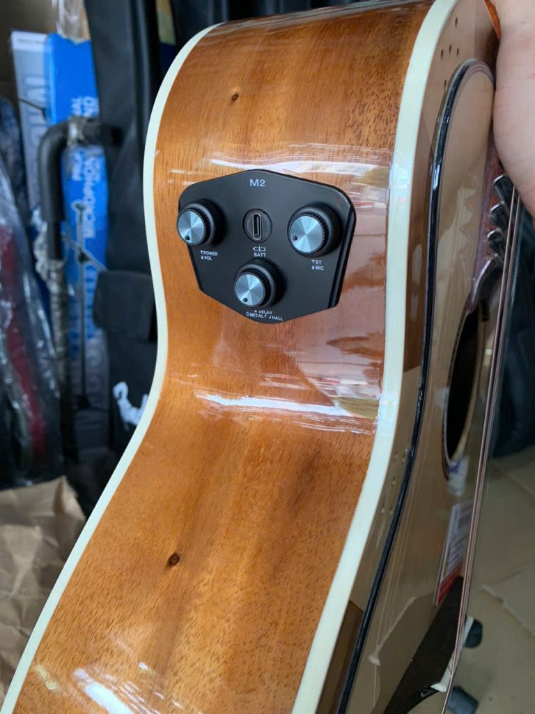 Cận cảnh bộ EQ equalizer chất lượng cao được lắp sẵn trên hông đàn guitar vọng cổ thùng