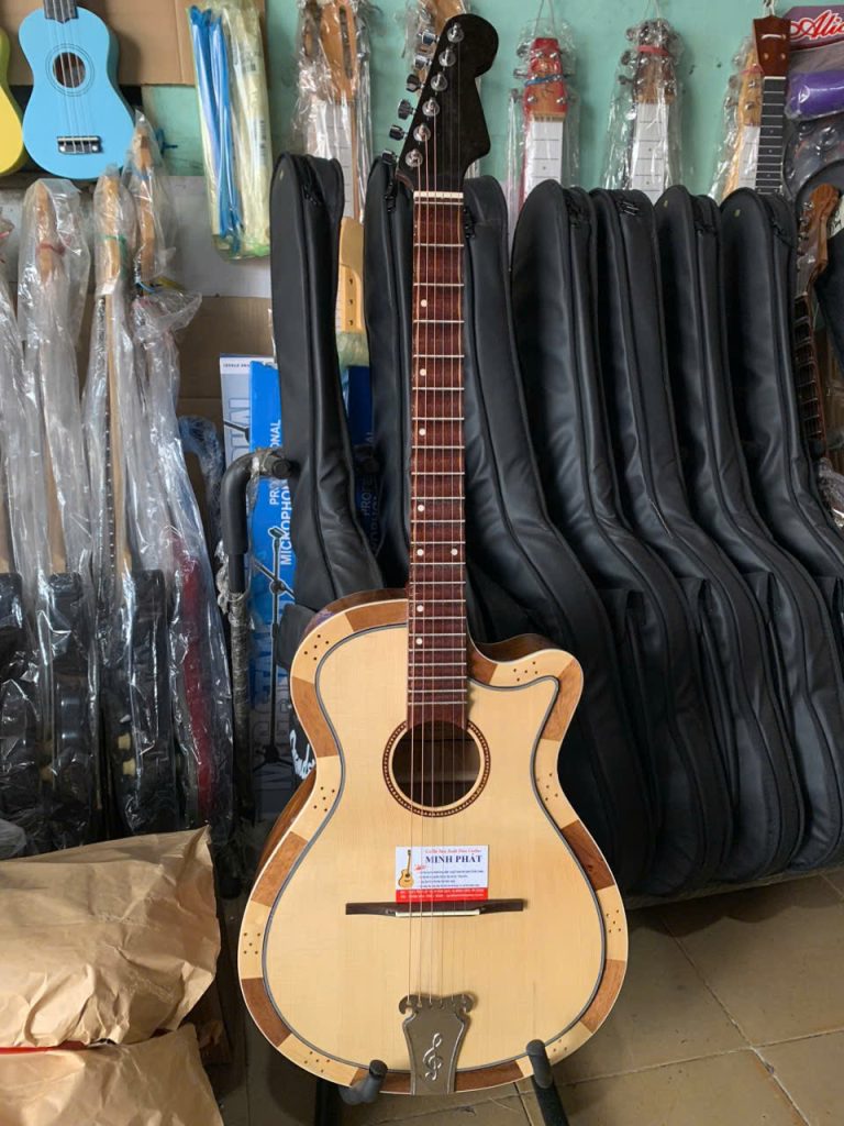Đàn guitar phím lõm kết nối dây jack ra loa amply giúp biểu diễn đệm hát cải lương chuyên nghiệp
