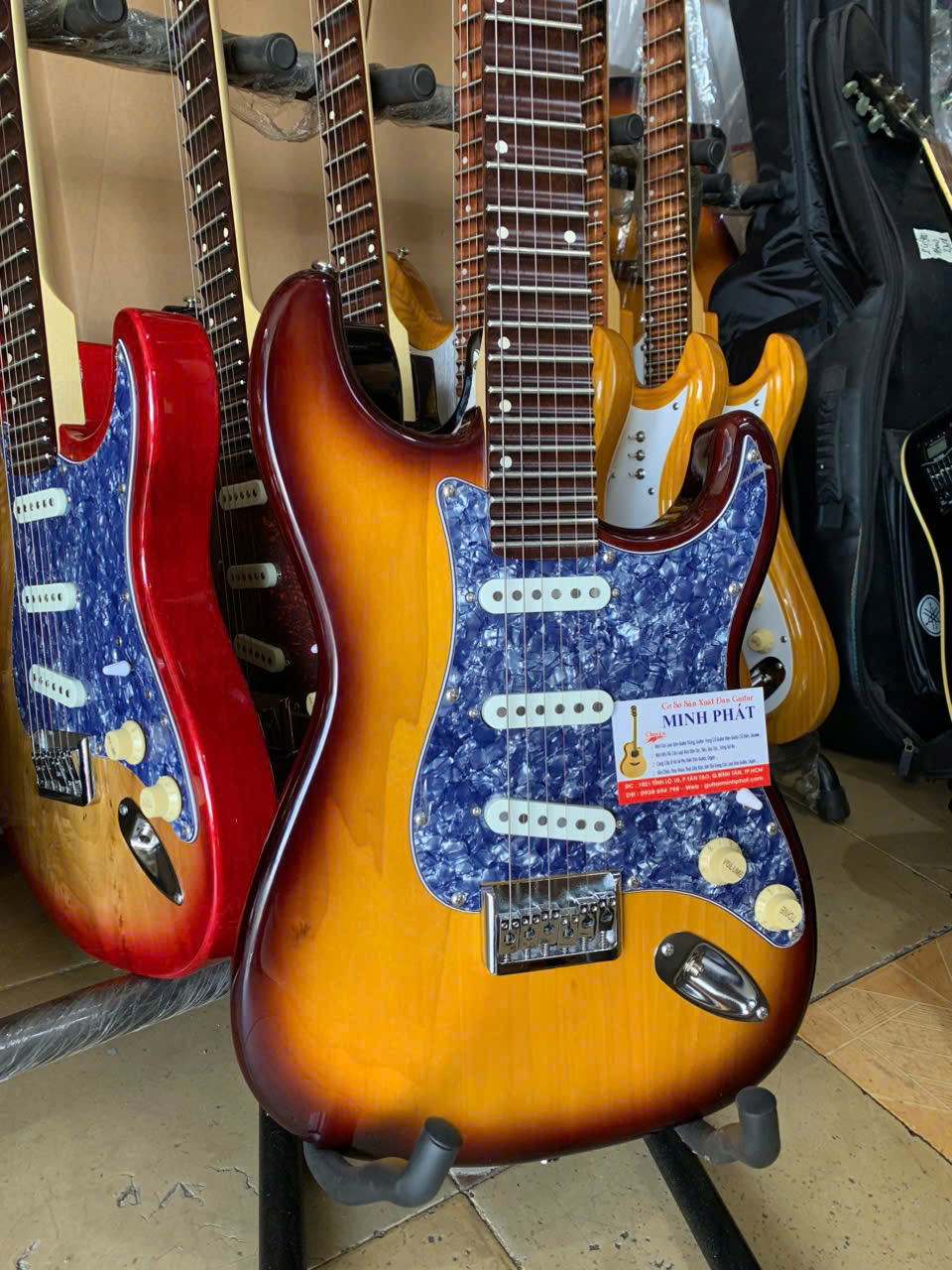 dan guitar phim lom fender go tu nhien mau vang nhat mobin dua 3
