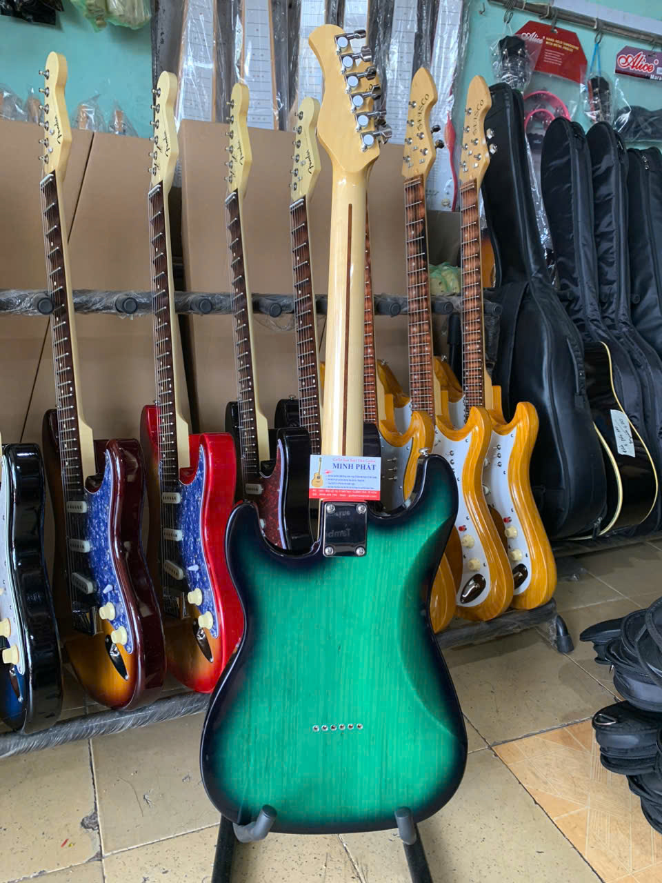 guitar-dien-phim-lom-fender-go-xanh-la-vien-den (2) guitar dien phim lom fender go xanh la vien den 2