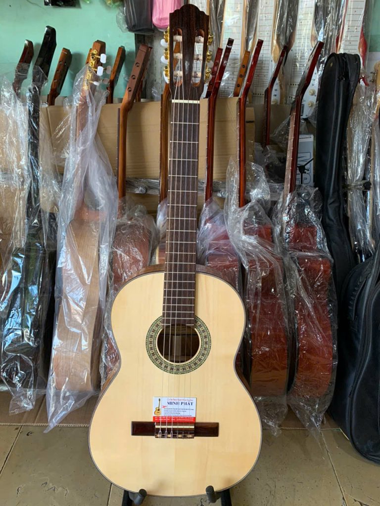 Đàn guitar classic gỗ còng cườm chất lượng cao đang được bán tại cửa hàng guitar Minh Phát Tphcm