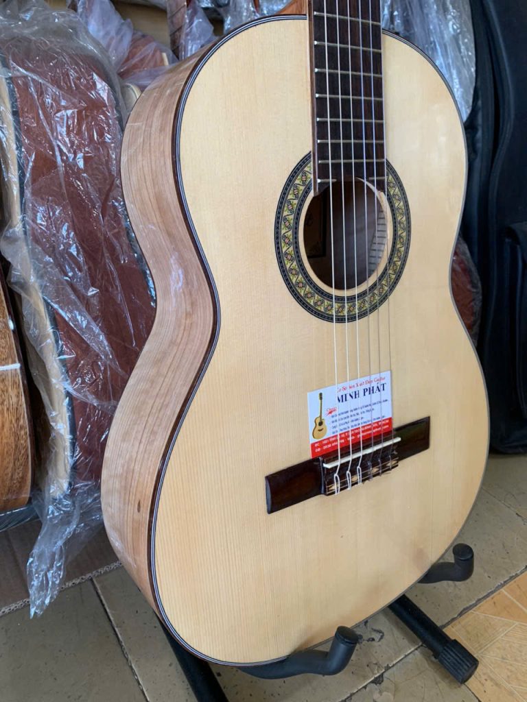 Mặt trước đàn guitar classic gỗ thông nguyên miếng