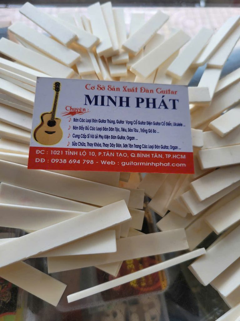 Bộ lược ngựa xương cho đàn guitar.