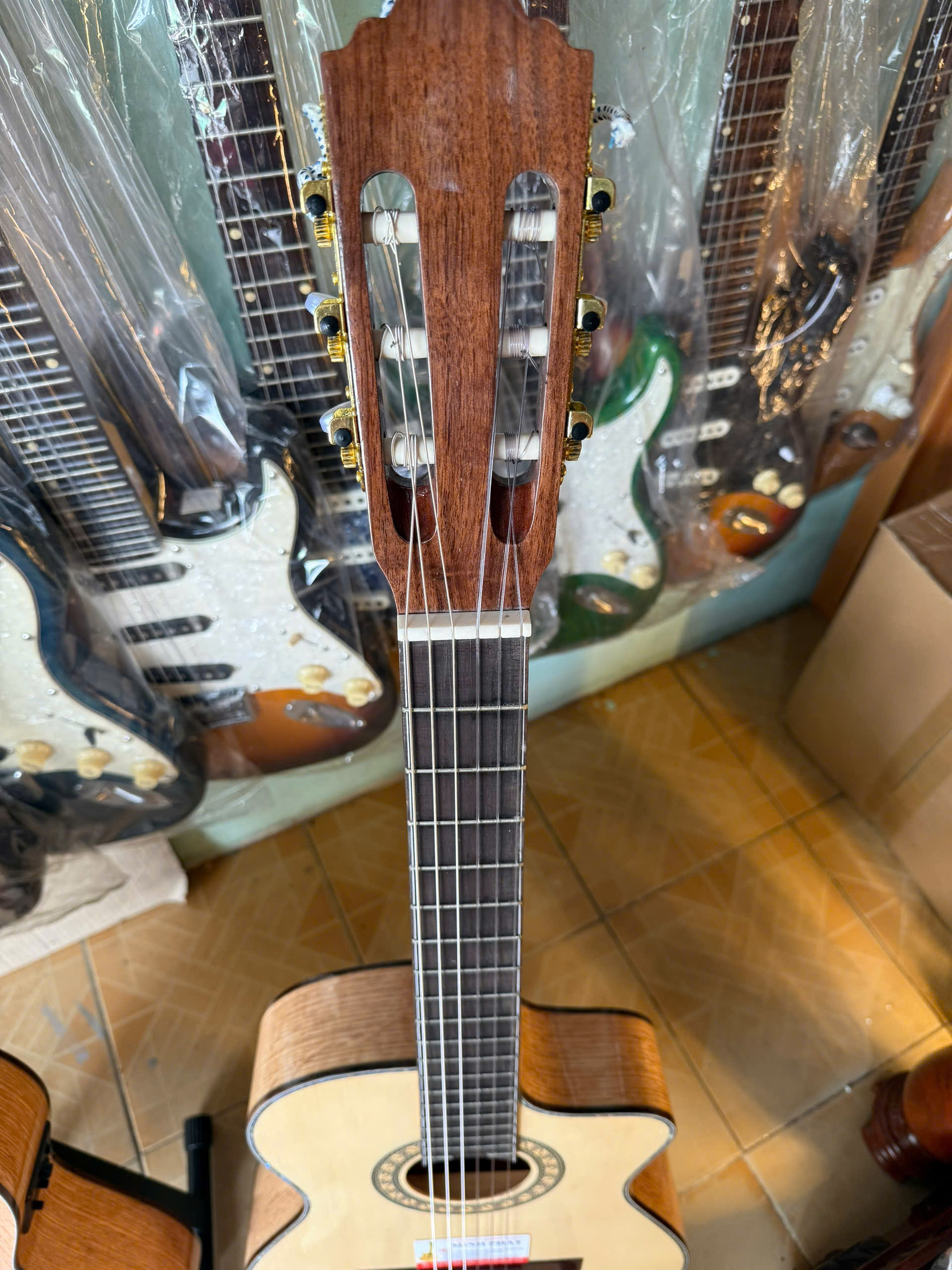 guitar-classic-thung-mong-eq-fishman (4) guitar classic thung mong eq fishman 4