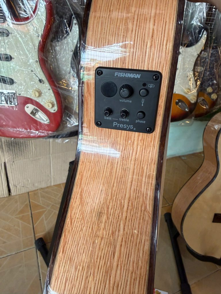 Đàn guitar cao cấp lắp EQ Fishman 