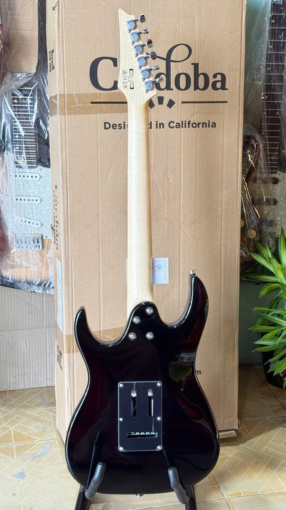 Đàn Guitar Điện Ibanez GRX40 Chính Hãng – Lựa Chọn Cho Người Mới Học 5 Thân đàn làm từ gỗ Poplar nhẹ nhàng nhưng cộng hưởng âm tốt. Cần đàn bằng gỗ Maple cứng cáp kết hợp cùng mặt cần gỗ Jatoba cao cấp, mang lại dải âm trung sắc nét và dải âm cao ấm áp.