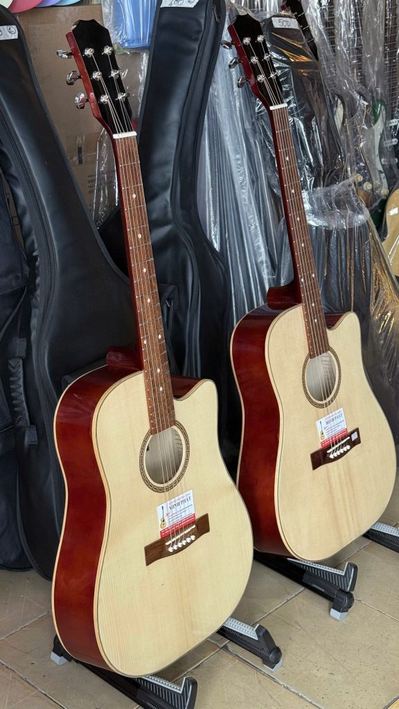 Đàn guitar acoustic dáng D khuyết với thiết kế hiện đại, trẻ trung, thùng đàn lớn cho âm thanh vang sáng vượt trội