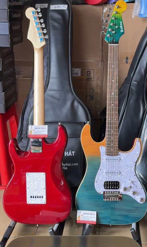 Đàn Guitar Điện Dallas DL-S2 – Cấu Hình HSS Đa Năng Cho Người Mới Tập 5 Dallas DL-S2 gây ấn tượng mạnh nhờ lớp sơn phủ gradient chuyển màu độc đáo, được hoàn thiện với lớp bóng cao cấp