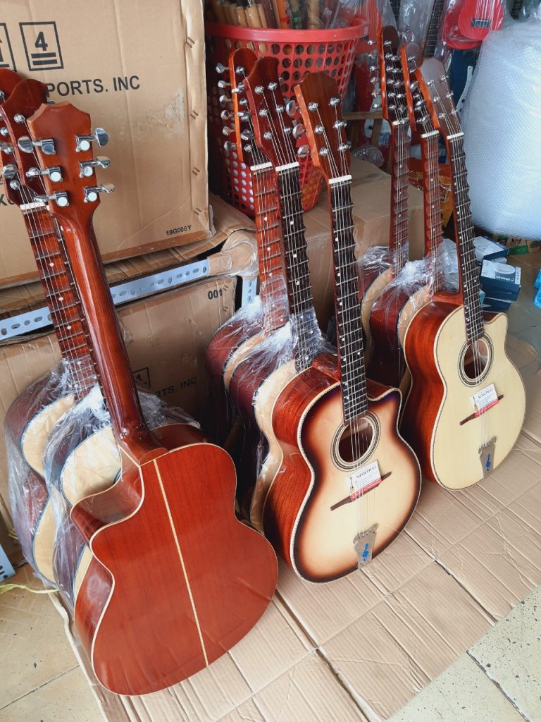 Đàn guitar phím lõm gỗ Hồng Đào kỹ 12 Cửa hàng bán đầy đủ các dòng guitar phím lõm giá rẻ đến cao cấp tại Tphcm - ship tận nơi trên toàn quốc.