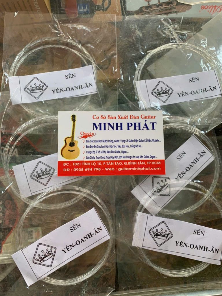 Dây Đàn Sến Chính Hãng Yến Oanh 3 Dây được làm từ chất liệu nylon chắc chắn, an toàn khi sử dụng, bộ sản phẩm gồm 2 sợi. Qúy khách có thể đến trực tiếp tại cửa hàng Guitar Minh Phát để mua hoặc đặt hàng qua hotline 0938 694 798