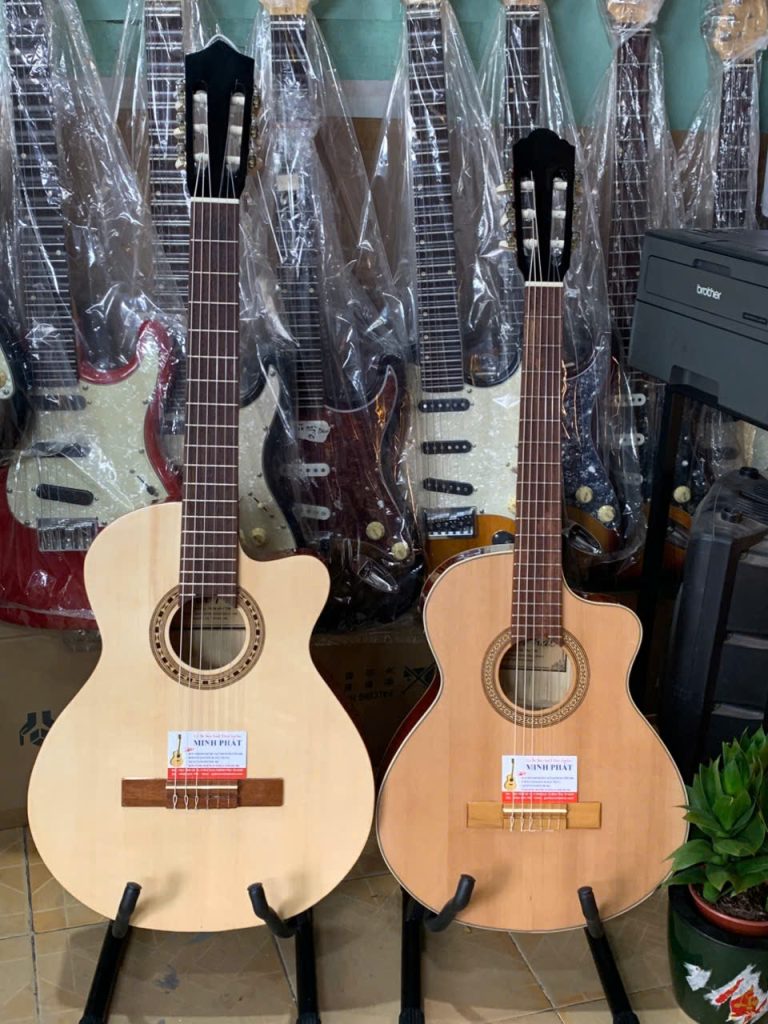 Hình ảnh so sánh mẫu đàn guitar classic full size và mẫu đàn guitar classic mini 3/4 tại cửa hàng Nhạc Cụ Minh Phát.