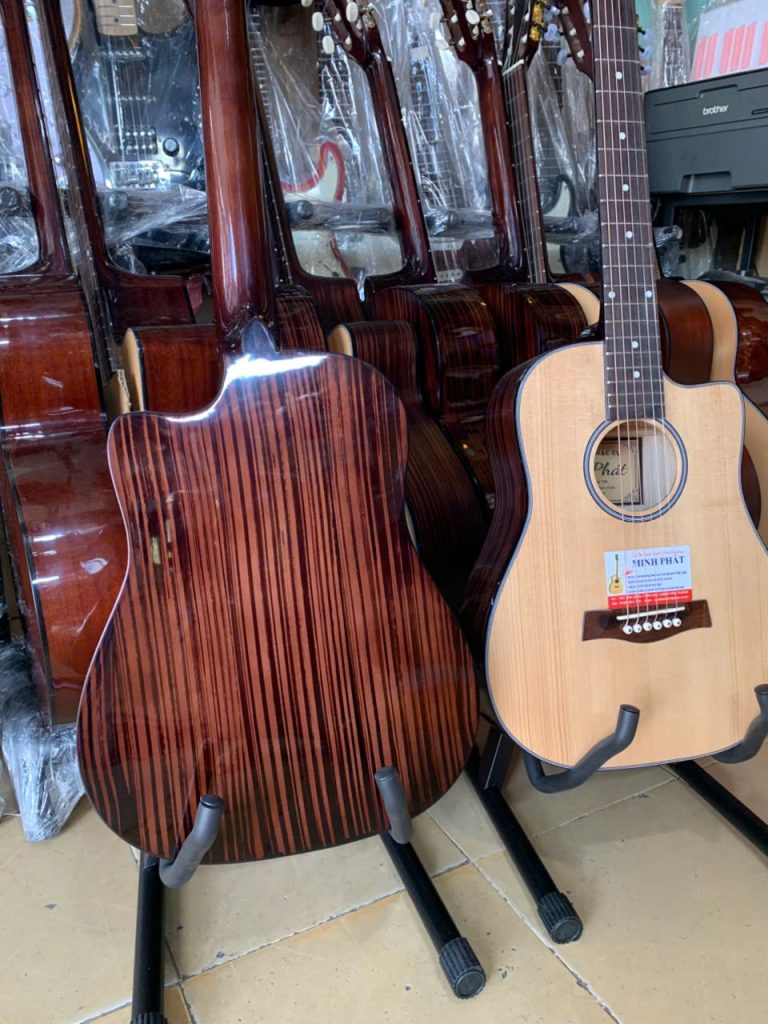 Đàn Guitar Acoustic Mini 1/2 9 Thùng đàn được làm từ gỗ vân sam chất lượng cho chất lượng âm thanh tốt ổn định lâu dài.