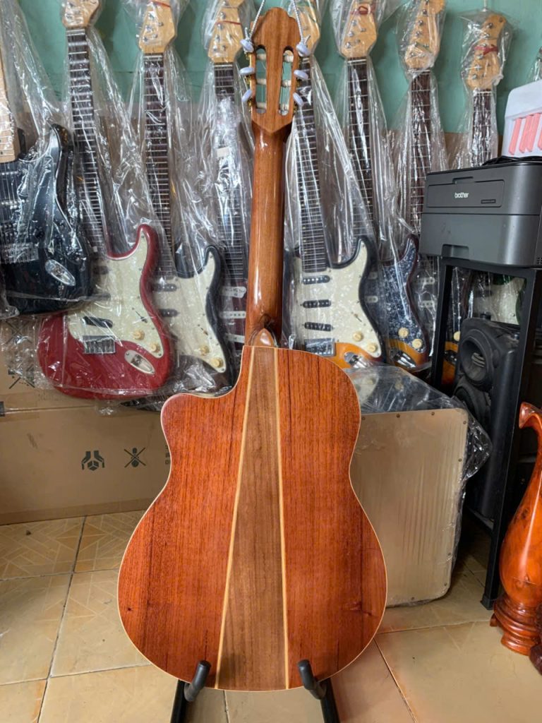 Đàn Guitar Classic Có EQ C2 Hiệu Ứng Và Loa Trong Thùng 8 Đàn guitar classic có lắp sẳn bộ eq C2 có hiệu ứng và loa trong đàn - đàn full solid gỗ hồng đào tự nhiên nguyên tấm chuẩn âm, vang sáng phù hợp cho người mới tập chơi.