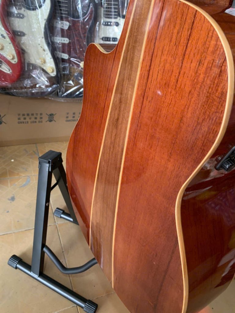 Đàn Guitar Classic Có EQ C2 Hiệu Ứng Và Loa Trong Thùng 9 Ảnh chi tiết mặt lưng đàn guitar classic gỗ hồng đào lắp EQ C2 chính hãng.