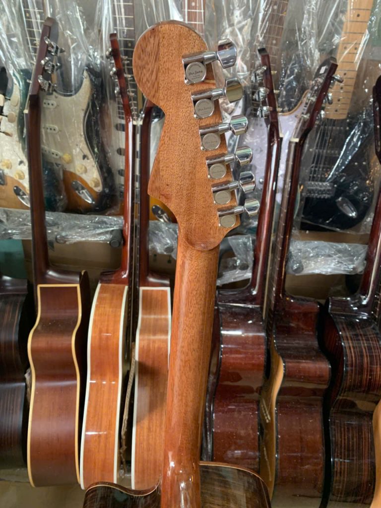 Đàn guitar phím lõm được trang bị bộ khóa đúc cao cấp Derjung chính hãng.
